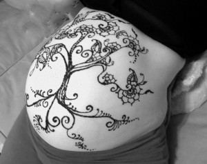 Vines and flowers, which symbolize intertwining lives, fertility and happiness are also commonly used for Belly Blessings